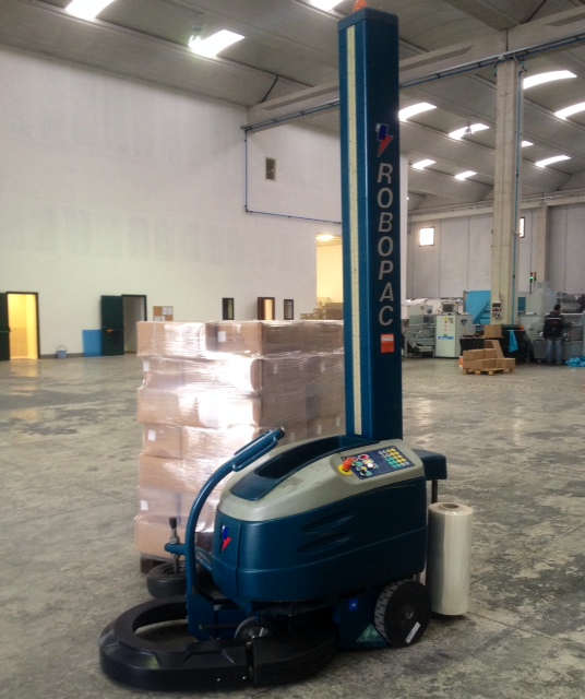 2002 NM.JPG Robot fasciapallet revisionato - Industria materie plastiche - P. D'Arco (NA)